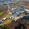 Das interkommunale Gewerbegebiet Blumhof im Januar 2022. Die Straße ganz links ist die B31-alt. Parallel dazu verläuft im Blumhof die ...