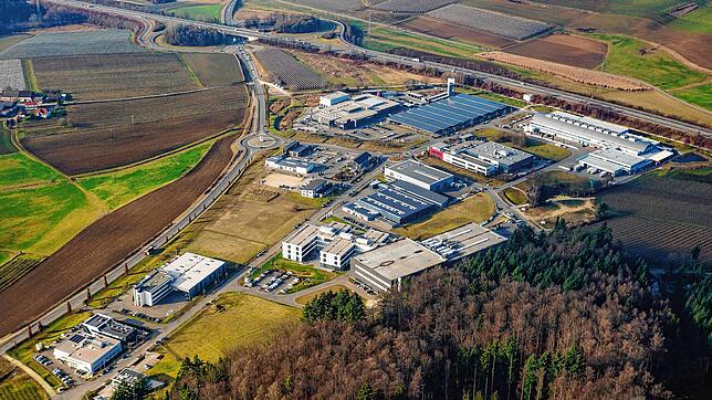 Das interkommunale Gewerbegebiet Blumhof im Januar 2022. Die Straße ganz links ist die B31-alt. Parallel dazu verläuft im Blumhof die ...