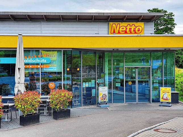Der einzige Supermarkt im Hegau-Städchen Aach wurde am Mittwochabend überfallen.