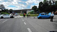 Zwei Autos sind auf der B31-alt zusammengestoßen. Eine 82-jährige Beifahrerin ist später im Krankenhaus ihren Verletzungen erlegen.