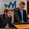 Direktor Moritz Rieger (links) und Direktionsassistent Stefan Klee schauen auf die Hotelsoftware am Empfang des Hotels City Krone in ...