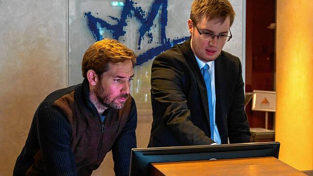 Direktor Moritz Rieger (links) und Direktionsassistent Stefan Klee schauen auf die Hotelsoftware am Empfang des Hotels City Krone in ...