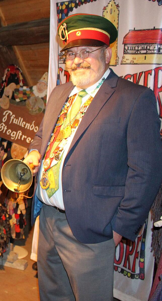 „Narrenbolizei“ Walter Roßknecht läutete um 11.11 Uhr bei der Martinisitzung die Fasnet ein und sorgte mit einer Schelle für ...
