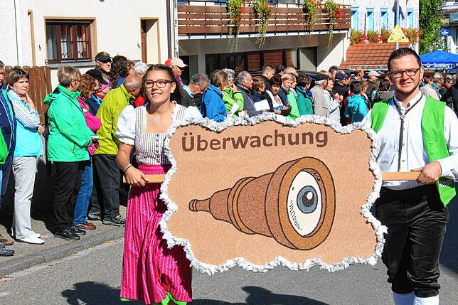 Die Landjugend Hausen vor Wald mahnt beim Umzug 2010: „Wir verbrennen unsere Freiheit, wenn wir Überwachung zulassen.“ Bild: ...