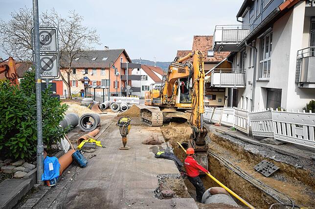 Kanalarbeiten in der Friedhofstraße als Start des Umbaus der Weilerkapellen-Kreuzung im November 2020.