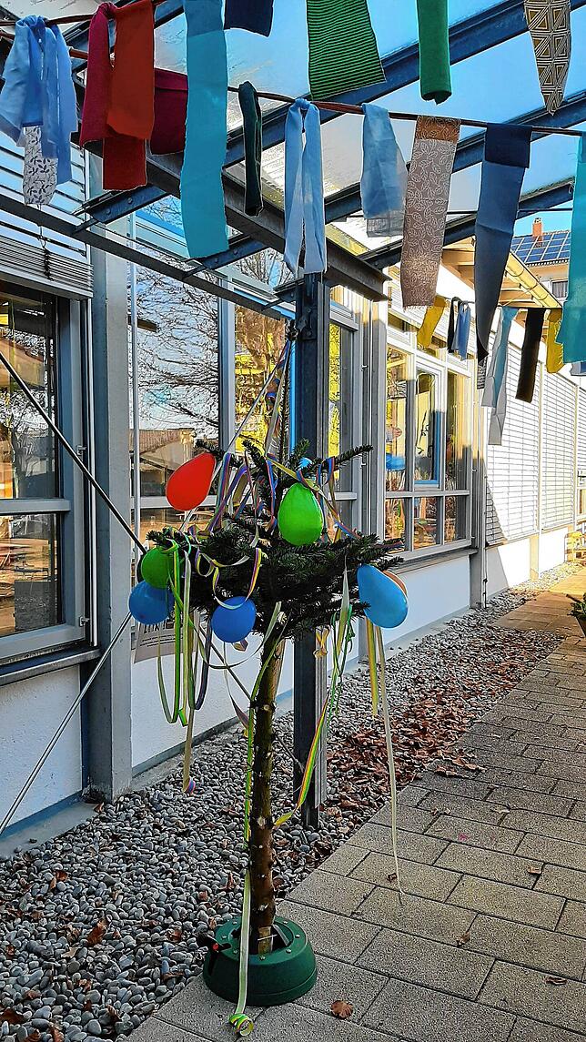 Narrenbaum, den die Kinder des Kindergarten und Familienzentrums St. Marien in Stockach aus dem Christbaum erstellt haben.