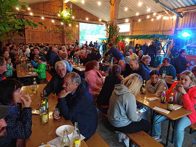 Trotz Regenwetters haben sich einige Hundert Gäste des Weinfests in Bernhards Fruchtscheune versammelt.