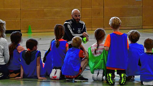 Sport mit den &bdquo;streetskickers39&ldquo;: Jan Hebding begrüßt Zweitklässler der Fridolinschule in Lörrach-Stetten.