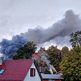 Schwarze Rauchwolken quellen aus der Altstadt.
