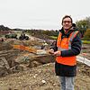 Hier verläuft bald eine Straße: Tobias Maroni vom Regierungspräsidium Freiburg steht in der Nähe des Bahnhofs Hegne. Zu sehen ist die ...