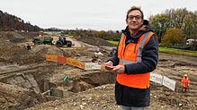 Hier verläuft bald eine Straße: Tobias Maroni vom Regierungspräsidium Freiburg steht in der Nähe des Bahnhofs Hegne. Zu sehen ist die ...