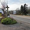 Links die evangelische Kirche, rechts die Einmündung des Fußwegs vom Gewerbegebiet in die Rheinstraße: Hier soll nach Meinung des ...