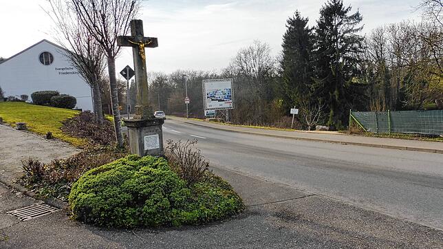 Links die evangelische Kirche, rechts die Einmündung des Fußwegs vom Gewerbegebiet in die Rheinstraße: Hier soll nach Meinung des ...