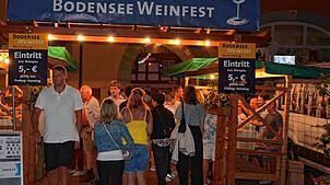 Der Eintritt zum Weinfest, hier ein Bild von 2023, wird teurer. Bislang kostete das Ticket für drei Tage 5 Euro inklusive Glas. Künftig ...