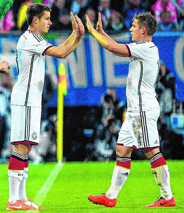 Was für ein Erlebnis: Christian Günter (links) und Oliver Sorg in der Nationalmannschaft bei der Partie gegen Polen (0:0).