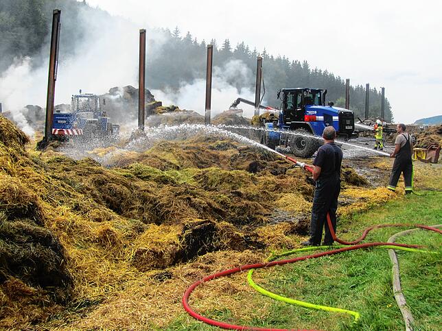 Die Brandruine am Sonntag: Die Feuerwehr ist auch nach der Brandnacht lange im Einsatz und muss immer wieder löschen. s