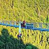Die Bergwacht bei einer Übung: Eine Gleitschirmfliegerin hängt hilflos an der Hängebrücke in Todtnau, 100 Meter über dem Abgrund. Die ...