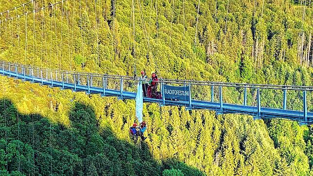 Die Bergwacht bei einer Übung: Eine Gleitschirmfliegerin hängt hilflos an der Hängebrücke in Todtnau, 100 Meter über dem Abgrund. Die ...