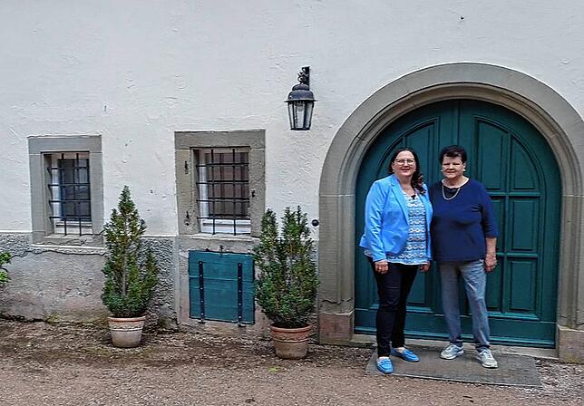 Eveline Pigeat (links) und ihre Mutter Cécile Stamm aus Schleitheim. Der Schweizer Landwirtsfamilie gehört das Schloss heute. Sie hat es ...