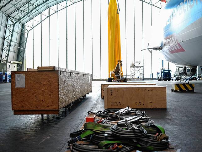 In den Boxen finden sich weitere Teile des neuen Zeppelins.