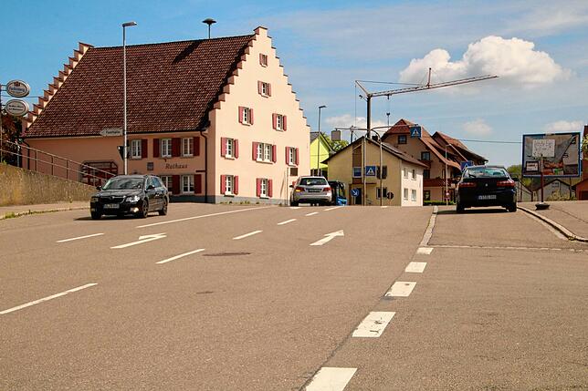 Die Straße ist für das geringe Verkehrsaufkommen des kleinen Dorfes viel zu groß.