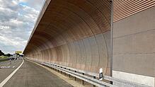 Eine Fahrbahn ist aufgrund der mangelhaften Lärmschutzwand gesperrt – und das seit vier Jahren. Doch nun ist ein Ende in Sicht.