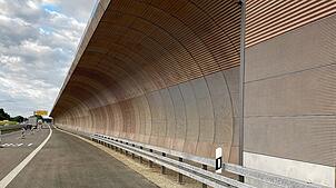 Eine Fahrbahn ist aufgrund der mangelhaften Lärmschutzwand gesperrt – und das seit vier Jahren. Doch nun ist ein Ende in Sicht.