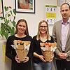 Realschulrektor Sven Dorn freut sich über die beiden neuen Referendarinnen Isabella Blaich und Alina Braun.
