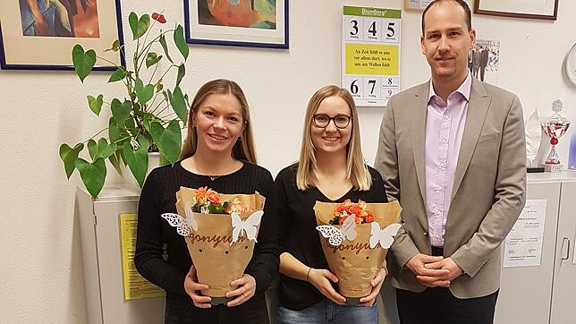 Realschulrektor Sven Dorn freut sich über die beiden neuen Referendarinnen Isabella Blaich und Alina Braun.