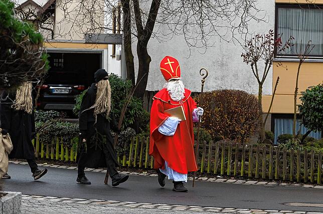 Im flotten Schritt kommen sie ums Eck: Sankt Nikolaus und seine gleich zwei Knecht Ruprechts (eine Immenstaader Besonderheit).