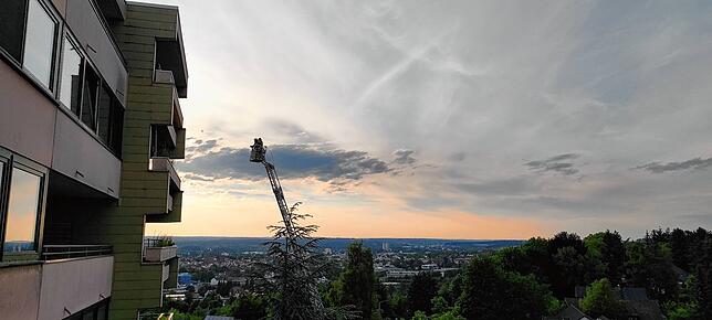 Dramatischer Einsatz: Unser Bild zeigt die Feuerwehr, die mit der Drehleiter auf dem Weg zur Dachkante des Anwesen Kopsbühl 72 ist. Ganz ...