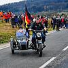 Mit Seitenwagen und Fahne: Die gesamte Breite der neue Ortsumfahrung von Oberlauchringen nutzte dieser Motorradfahrer, bevor die Straße ...