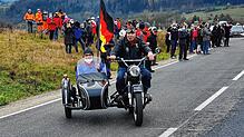 Mit Seitenwagen und Fahne: Die gesamte Breite der neue Ortsumfahrung von Oberlauchringen nutzte dieser Motorradfahrer, bevor die Straße ...
