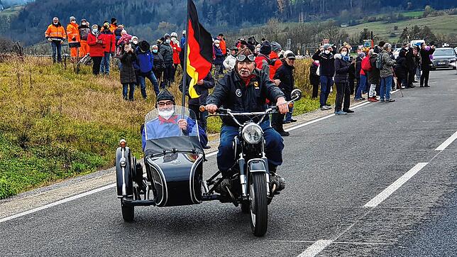 Mit Seitenwagen und Fahne: Die gesamte Breite der neue Ortsumfahrung von Oberlauchringen nutzte dieser Motorradfahrer, bevor die Straße ...