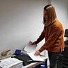 Klara Kovacevic bereitet Sitzungsunterlagen für den Gemeinderat vor.