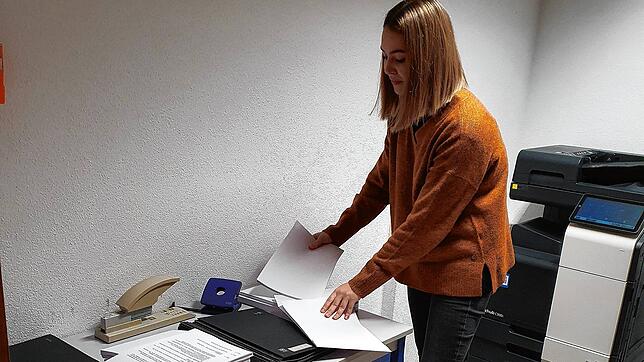 Klara Kovacevic bereitet Sitzungsunterlagen für den Gemeinderat vor.