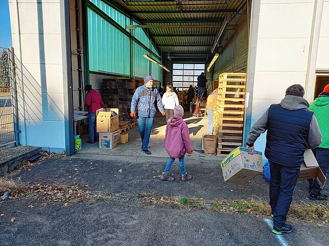 Vor und in der Halle neben dem Parkplatz des Weber-Firmengeländes herrschte am Samstagmorgen reger Betrieb. Zeitweilig hatten sich bis ...