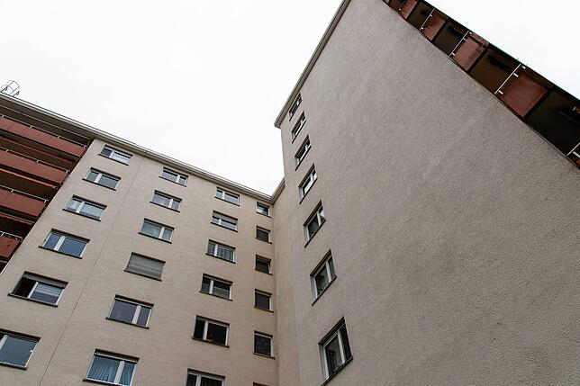 In diesem Geschossbau weiß der Mieterbund-Vorsitzende von „mindestens einer“ unbewohnten Wohnung.
