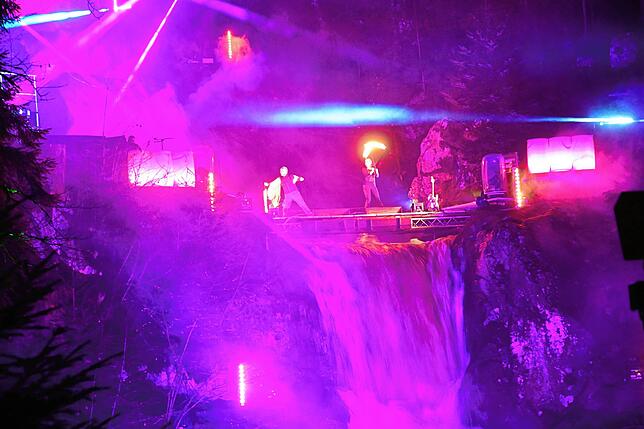 Bild 16: Wie ein Feuerkünstler den Triberger Wasserfall in ein Flammenmeer verwandelt