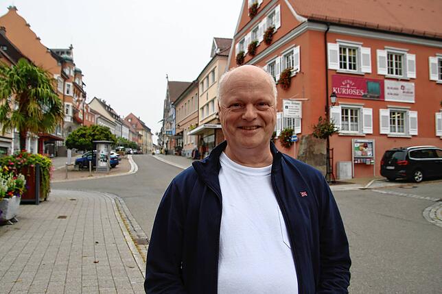 Bürgermeisterkandidat Rainer Beel beim Themenspaziergang mit dem SÜDKURIER vor dem alten Forstamt an der Hauptstraße.