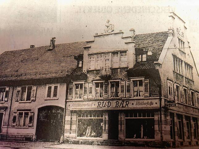 1950 ist dieses Gebäude abgerissen und ein neues Geschäftshaus errichtet worden.