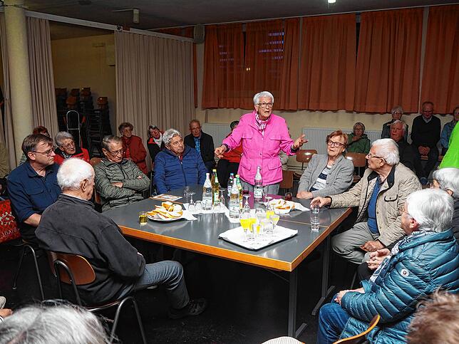 Elisabeth Zanker, geborene Dorer (stehend) erzählt von ihren Erlebnissen vor 80 Jahren.