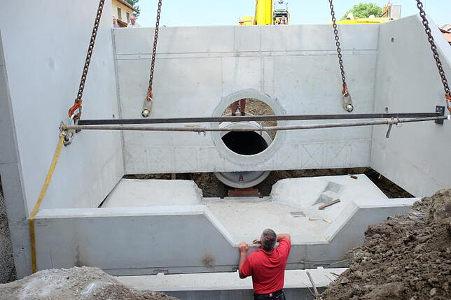 Und hat Luft: Nur wenig Platz ist zwischen dem Sockel und dem neuen Bauteil des Einlaufbauwerks.