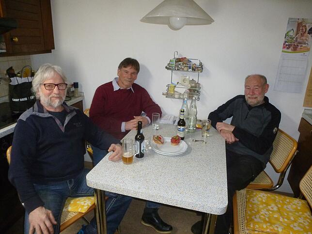 Ein Vesper und ein Bier kann der Ideenfindung der drei Fasnachter Wolfgang Ketterer (von links), Volker Egy und Georg Ketterer nur ...