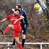 Der FV Marbach (Patrick Epple, hinten) hat sich nach dem 3:1 über den TSV Konstanz (Alireza Yaghoobi) die Rote Laterne in der Landesliga ...