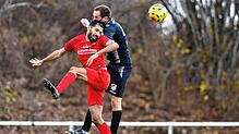 Der FV Marbach (Patrick Epple, hinten) hat sich nach dem 3:1 über den TSV Konstanz (Alireza Yaghoobi) die Rote Laterne in der Landesliga ...