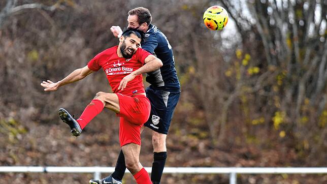 Der FV Marbach (Patrick Epple, hinten) hat sich nach dem 3:1 über den TSV Konstanz (Alireza Yaghoobi) die Rote Laterne in der Landesliga ...