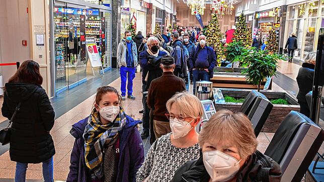 Mehrere hundert Impfwillige stehen teilwesie mehrere Stunden in der Warteschlange für eine Corona-Schutzimpfung &ndash; ohne zu wissen, ...