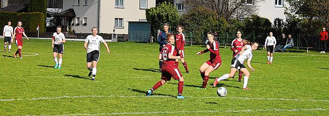 Bild 9: FC Hochrhein wehrt sich tapfer beim 1:2 gegen Spitzenreiter SV Deggenhausertal &ndash; wir haben Bilder!
