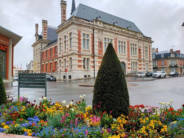 Das Rathaus von Chaugny. Der schmucke Backsteinbau zeugt von früherem Wohlstand der einstmals stolzen Industriestadt am Flüsschen Oise.